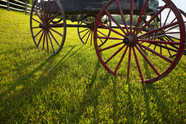 日出时的马车轮子图片下载