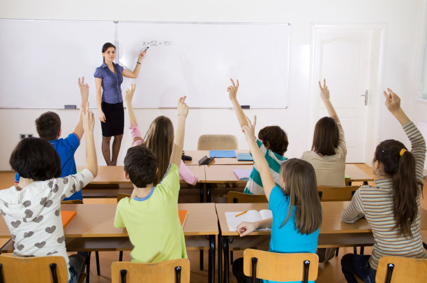 学生们在教室里回答老师的问题。图片下载