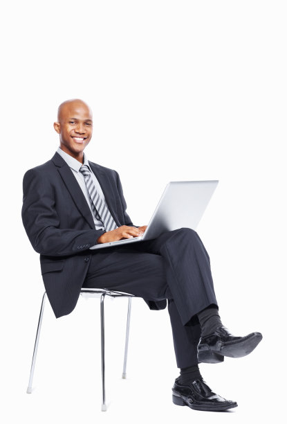 商人坐在笔记本电脑前图片下载