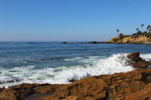 溅在岩石上图片下载