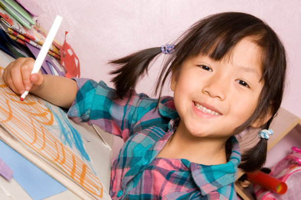 学龄前儿童在艺术桌图片下载