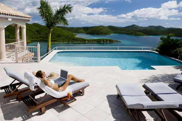 在加勒比海享受日光浴的女人图片下载