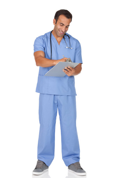 男外科医生在写字板上书写图片下载