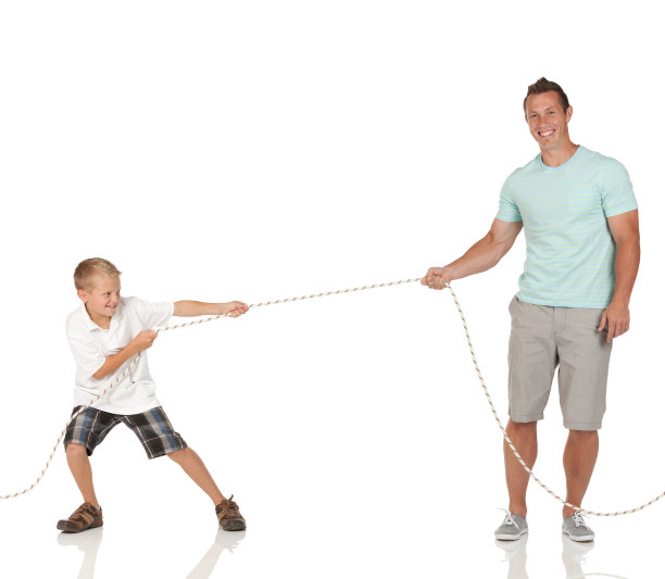 男孩和他的父亲玩拔河图片下载