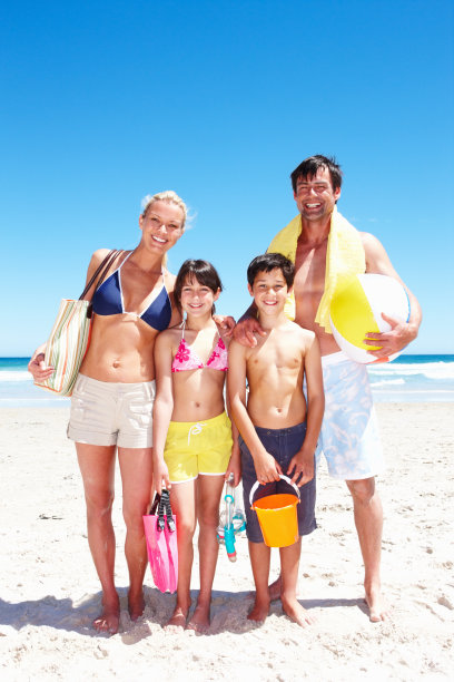 快乐的一家人准备在海滩上活动图片下载