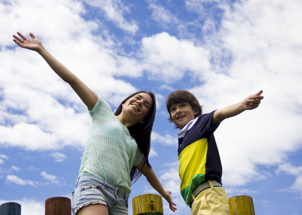 快乐的孩子们展望未来图片下载