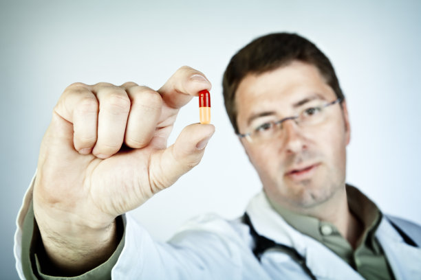 拿着胶囊的男医生图片下载