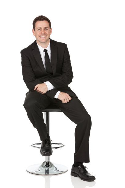 快乐的商人坐在椅子上图片下载