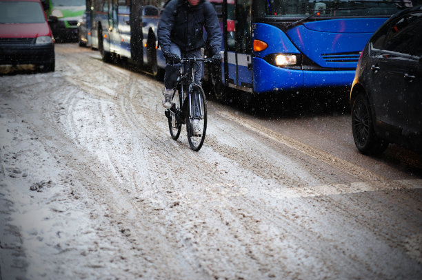 在冬天的交通中骑自行车的人图片下载