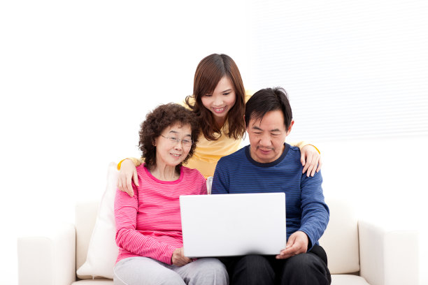 老夫妇和年轻女士一起用笔记本电脑图片下载