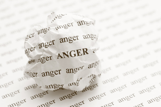 愤怒地把纸团揉成一团图片下载