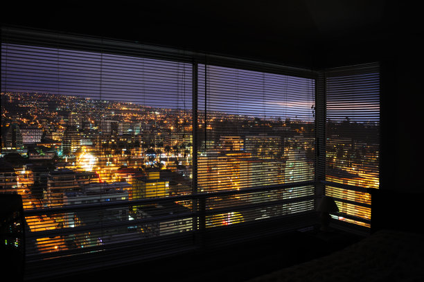 夜晚俯瞰城市的豪华公寓图片下载