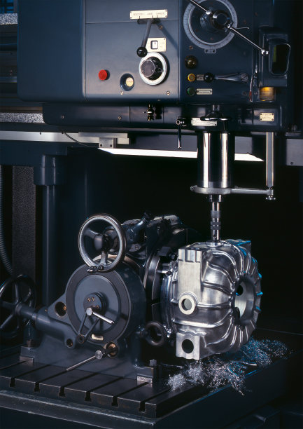 手动控制的工业钻床在发动机齿轮箱工作图片下载