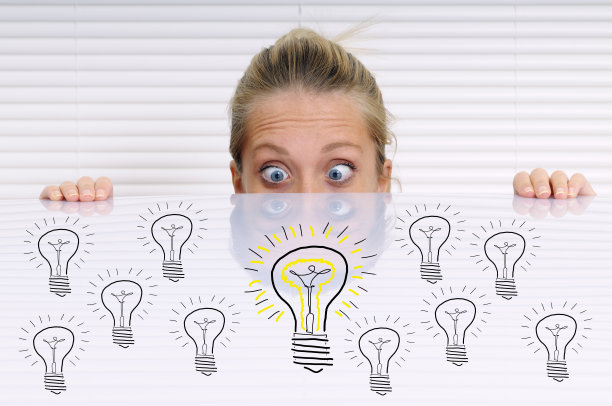 年轻女子看灯泡素描在白板上图片下载