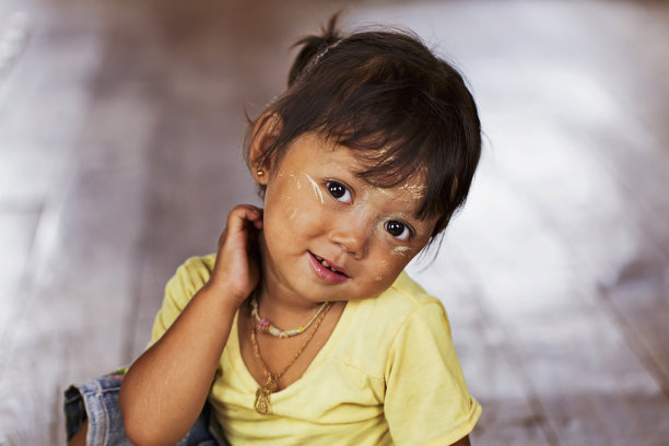 可爱的缅甸小女孩图片下载