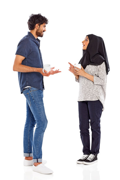 年轻的穆斯林夫妇有友好的聊天图片下载