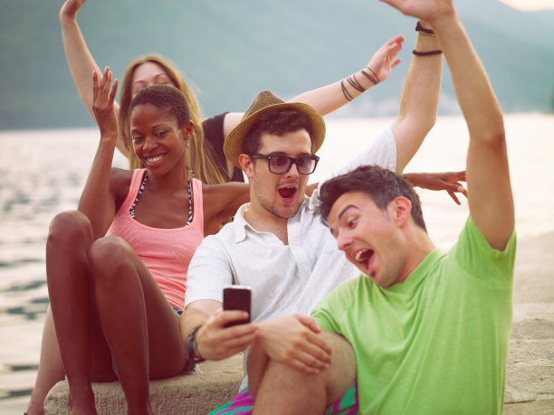 一群年轻的朋友有乐趣图片下载