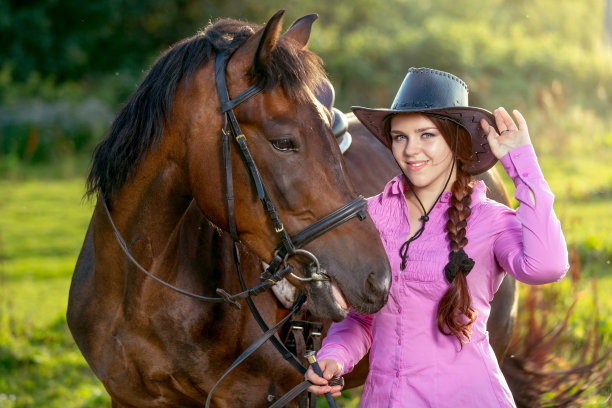 女牛仔和她的马的肖像图片下载