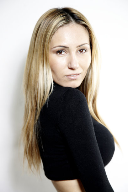 一个年轻漂亮的金发女人的肖像图片下载