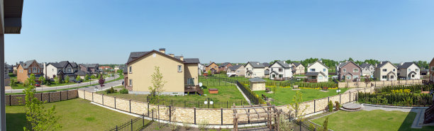 在阳光明媚的夏日午后，郊区的房子很少。图片下载