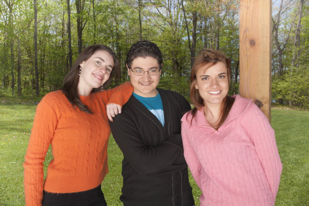 三个朋友外图片下载