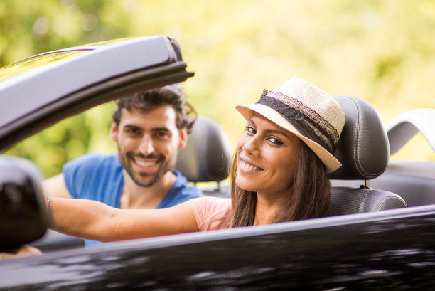 情侣们享受汽车旅行图片下载
