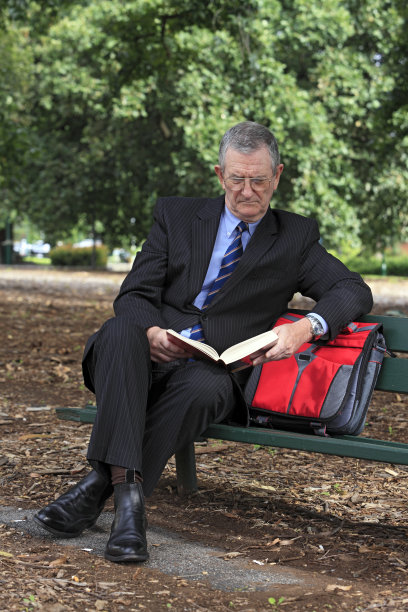 商人在公园看书图片下载