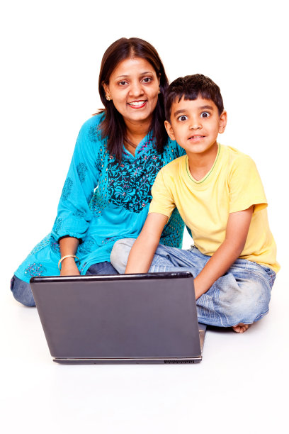 孤立的肖像，一个印度亚洲母亲儿子使用笔记本电脑图片下载