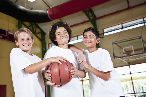 在学校体育馆拿着篮球的男孩们图片下载