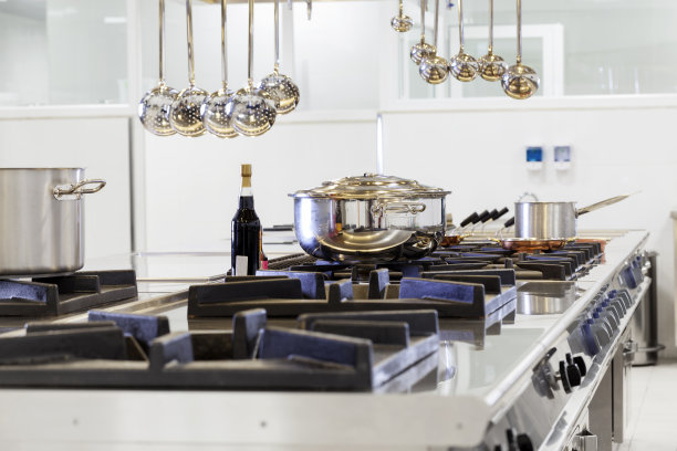 在商业厨房里做饭图片下载