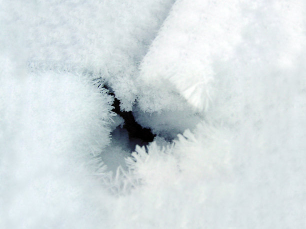 雪中的裂缝图片下载