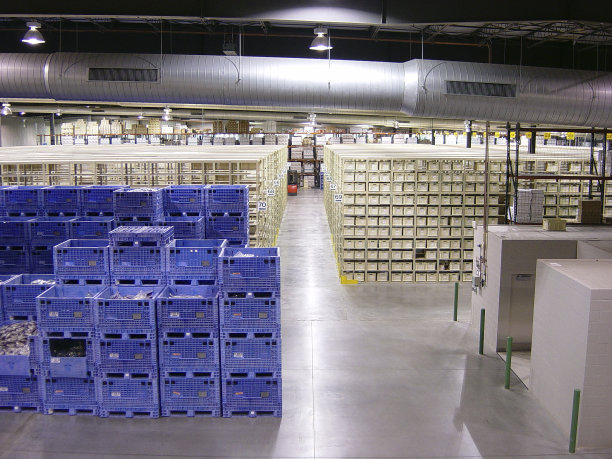 仓库的库存整齐堆放图片下载