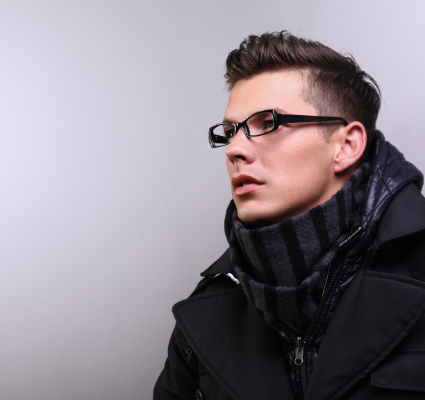 穿着衣服的帅哥图片下载