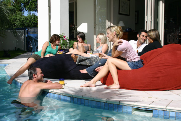 在泳池边玩得开心图片下载