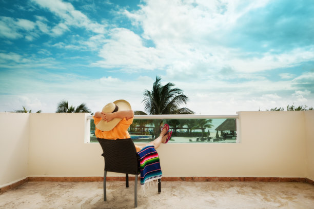 在墨西哥海滩度假酒店放松和度假的女人图片下载