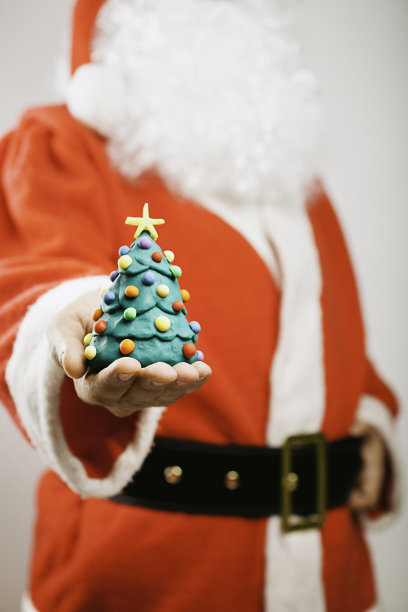 圣诞老人带着圣诞树图片下载