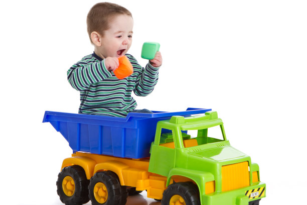 有软玩具的小男孩图片下载