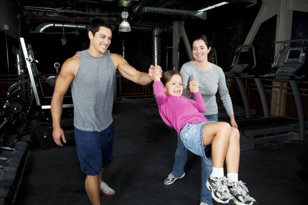 两个父母在健身俱乐部锻炼图片下载