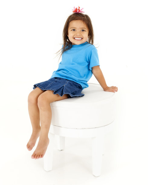 穿蓝色衣服的小女孩坐在白色的凳子上图片下载