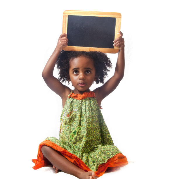 小女孩拿着空白的牌子图片下载