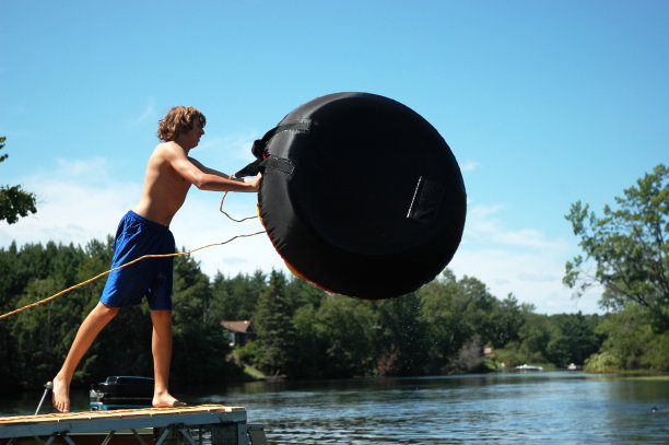 扔进管子图片下载