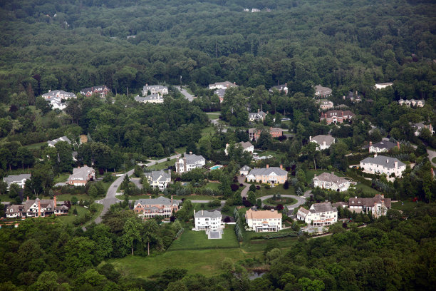 富裕的郊区空中图片下载