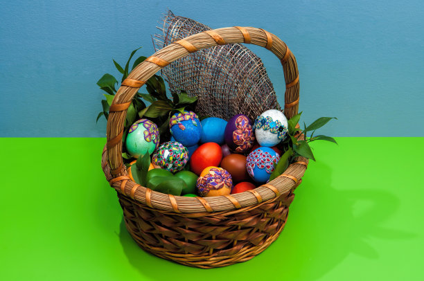 复活节彩蛋放在一个小柳条篮子里图片下载