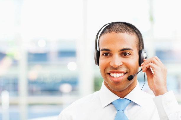 戴耳机的男性客户服务代表图片下载