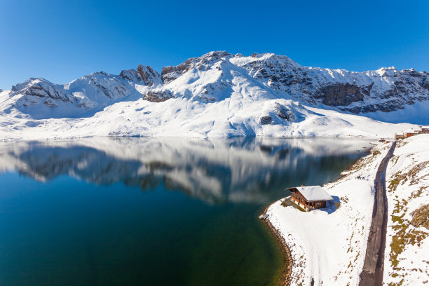 宁静的雪山和湖泊图片下载