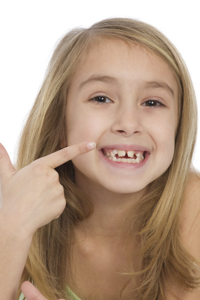 小女孩指着她的牙齿图片下载