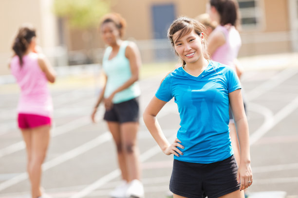 一名亚洲学生在田径课上与同学们在一起图片下载