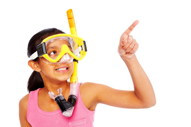 穿着潜水设备的小女孩指向别处图片下载