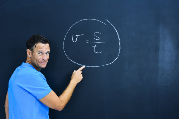 老师在黑板上写公式图片下载