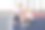一对老夫妇在篮球场上用张量绷带包扎膝盖图片下载